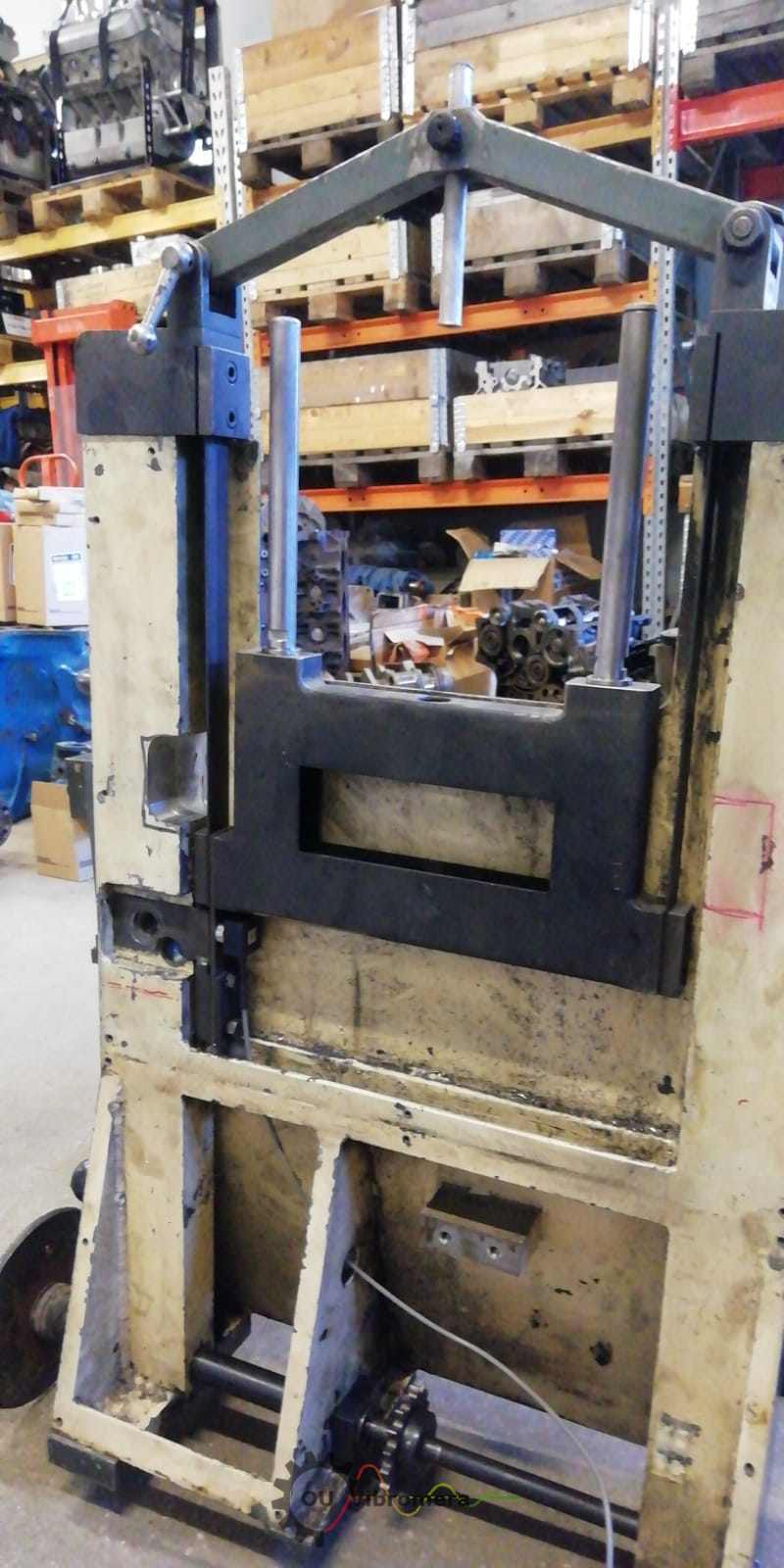 Side view of the roller support showing the condition of the rollers.