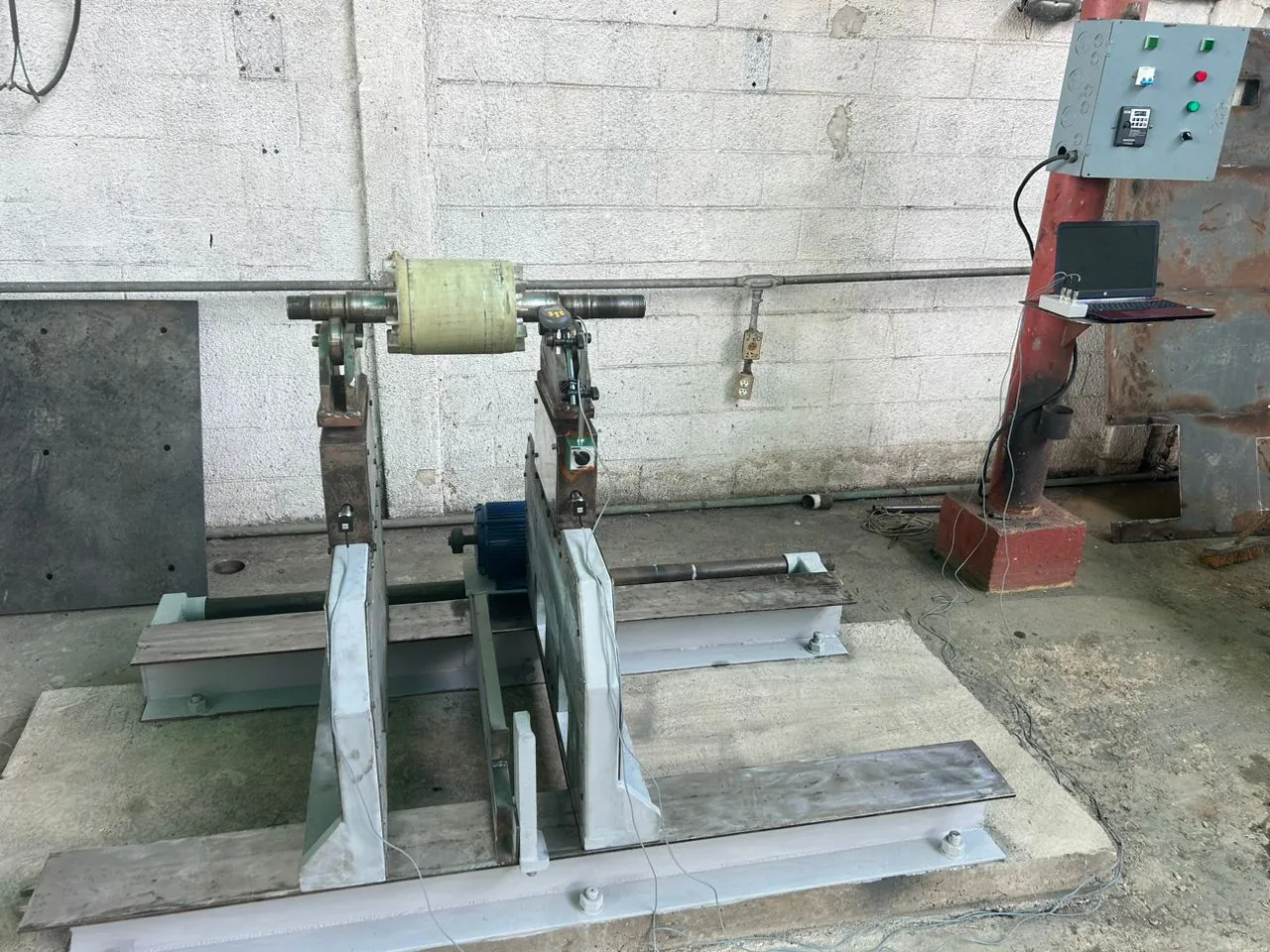 Another view of a modernised stand balancing a gas turbine.