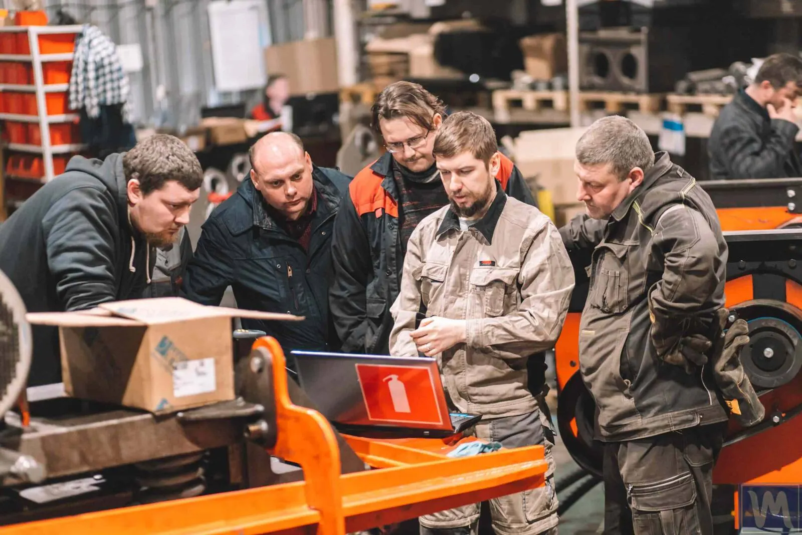 An engineer training a customer on how to use the Balanset-1A balancing device.