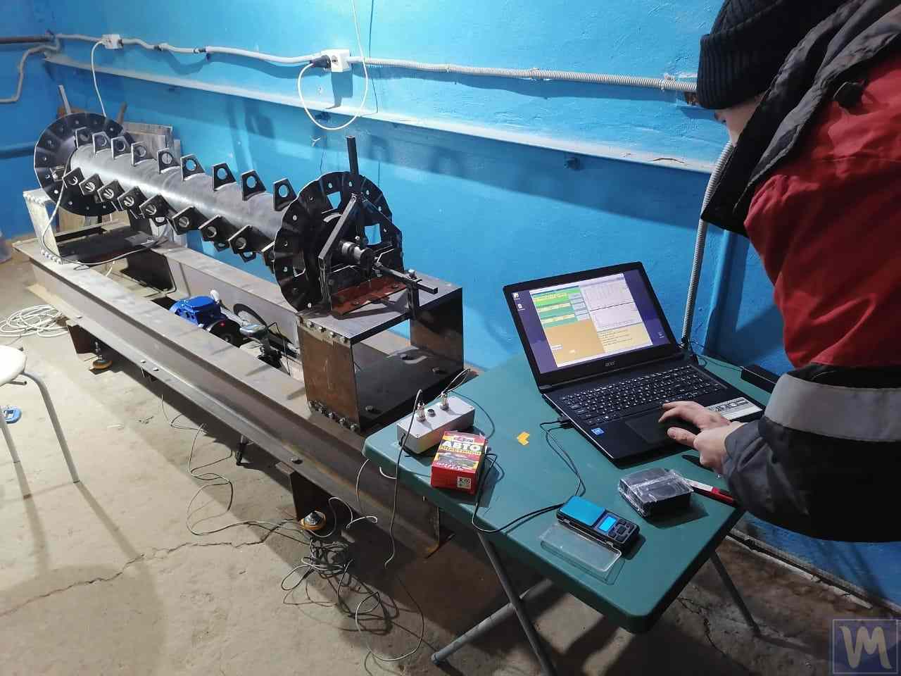 Example of a modernized balancing machine with the Balanset-1A OEM system.