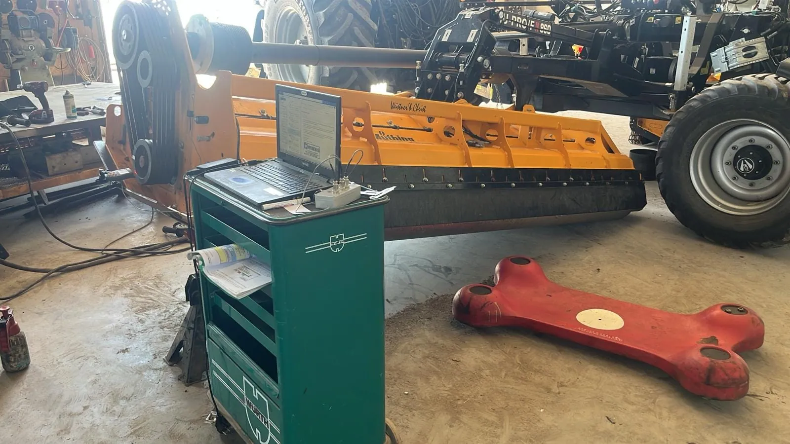 Field balancing of a mulcher rotor to avoid downtime in agriculture.